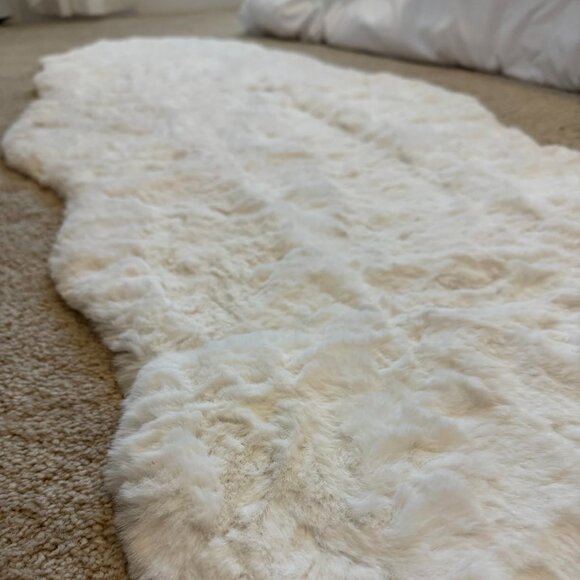 Soft fluffy faux fur runner rug  2x6 ft - Picture 4 of 9